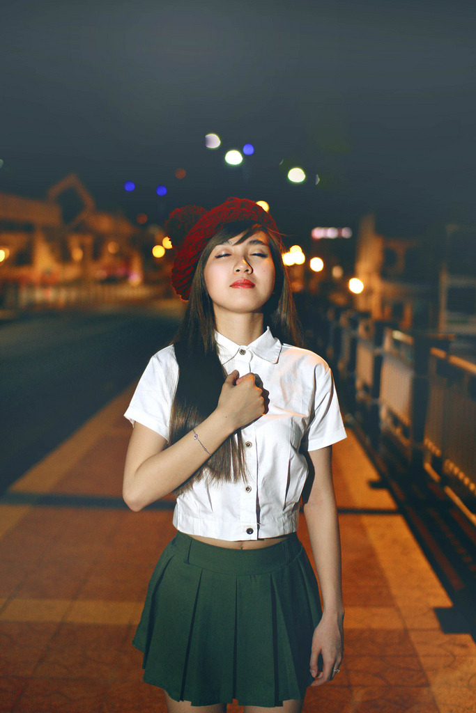 捆绑女警绳勒住双乳